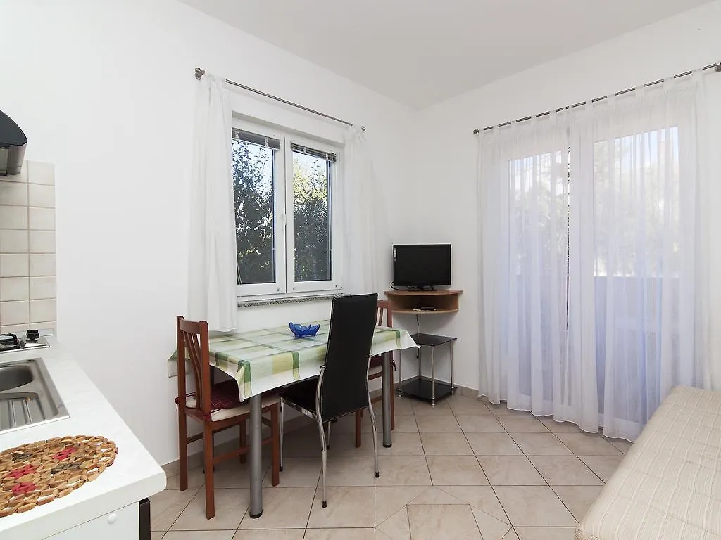 Apartments Alen Fazana 0*,