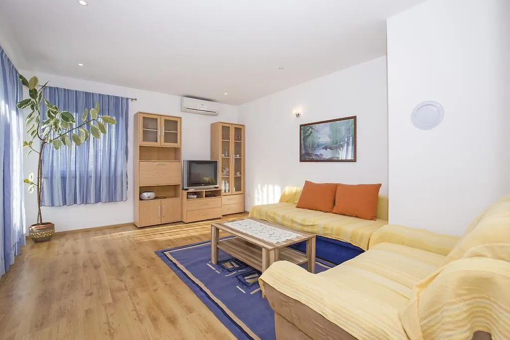 Apartments Alen Fazana