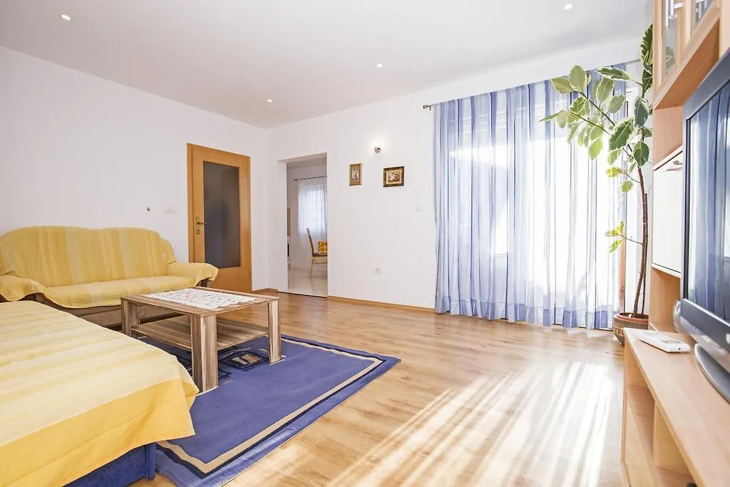 Apartments Alen Fazana