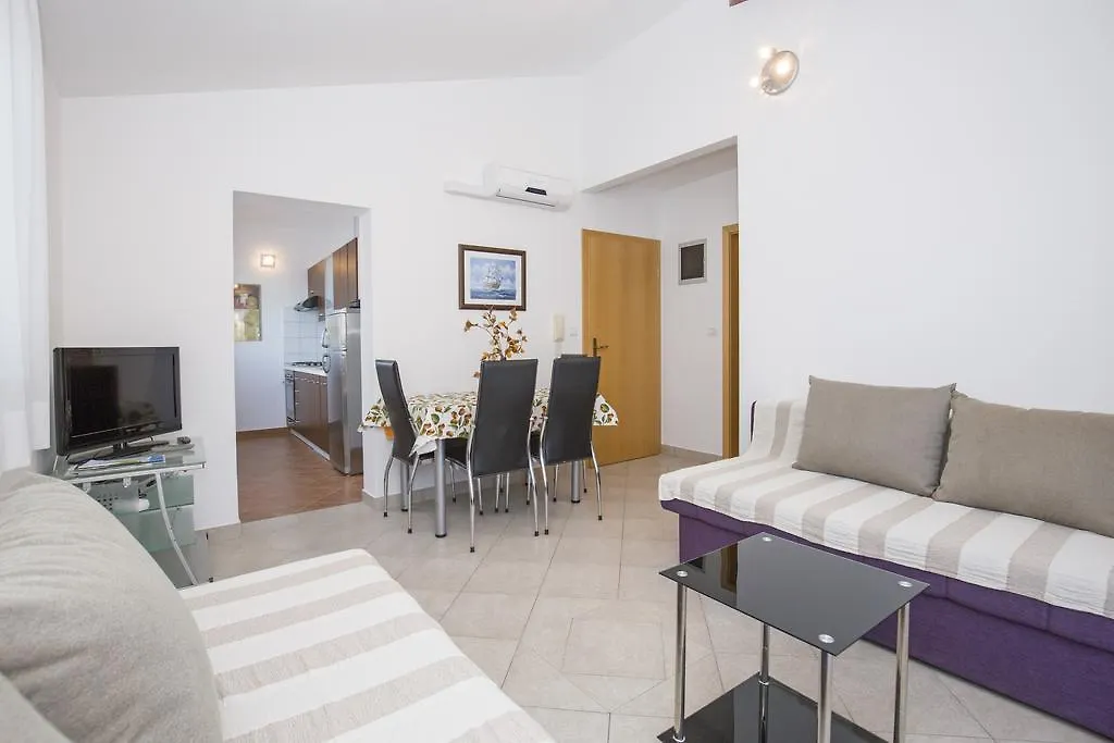 Apartments Alen Fazana